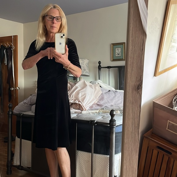 Classic a-line black velvet dress - Picture 1 of 4
